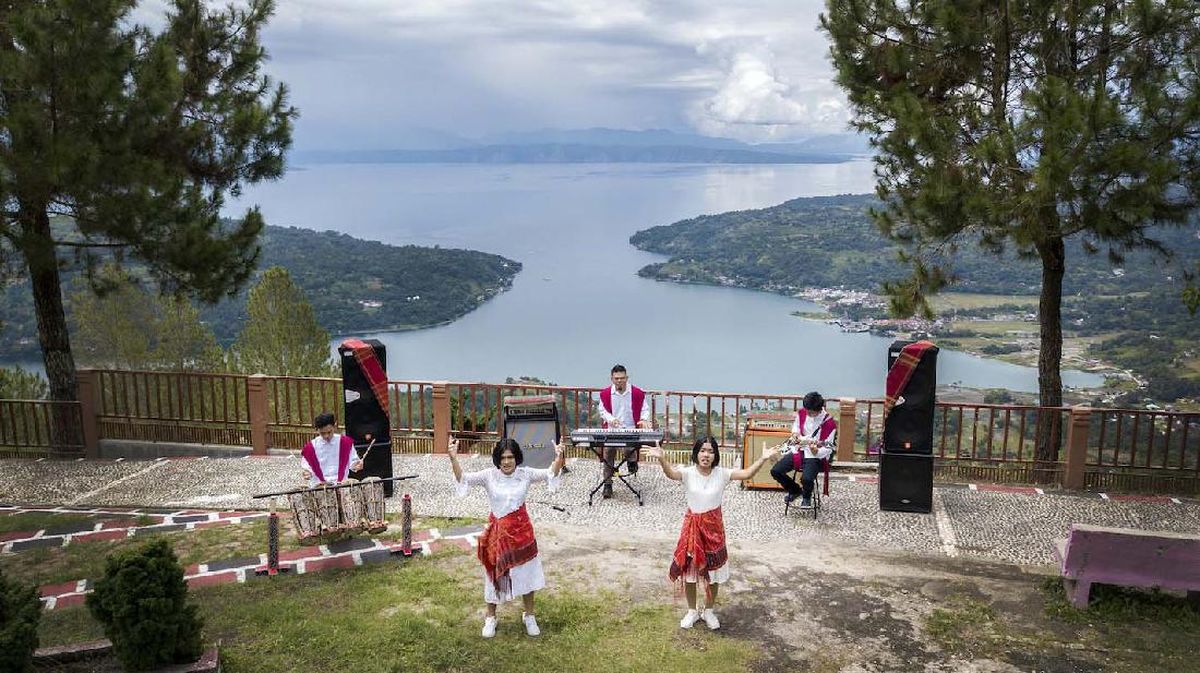 Cultural Immersion on a Lake Toba Tour