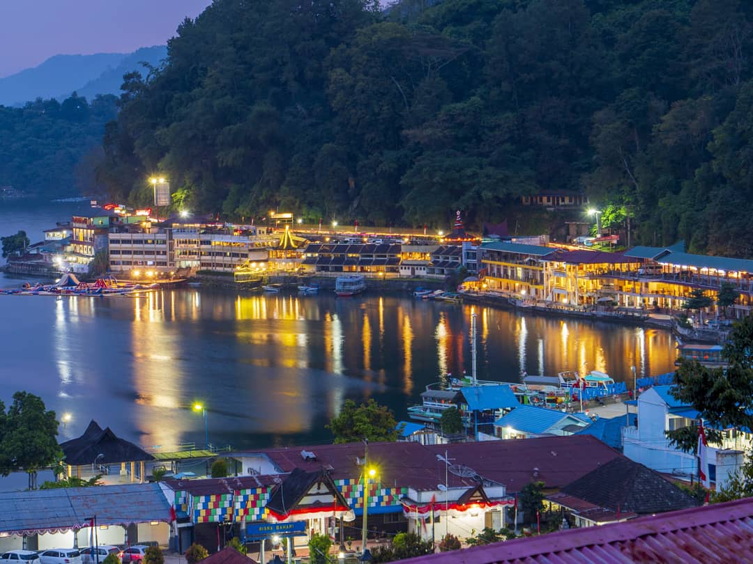 Lake Toba Nightlife Tour: Revelry by the Lakeside